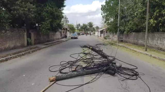 Al sitio arribaron elementos de la Dirección de Protección Civil, quienes se encargaron de cerrar las calles para evitar que algún vehículo cruce por la zona,