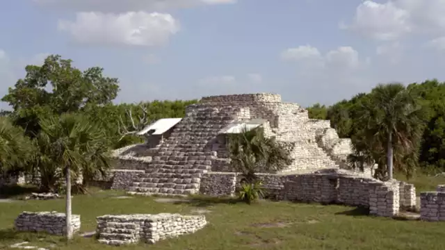 Xcambó se localiza en el Norte de Yucatán, a sólo dos kilómetros de la costa del Golfo de México