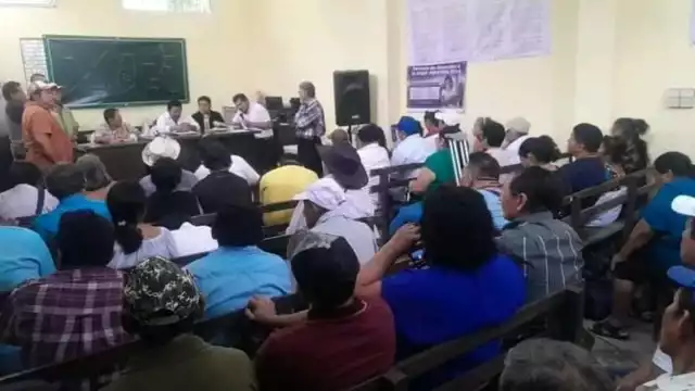 Hombres de campo quemaron simbólicamente un acta que había sido elaborado de manera fraudulenta y amañada para despojarlos de sus tierras