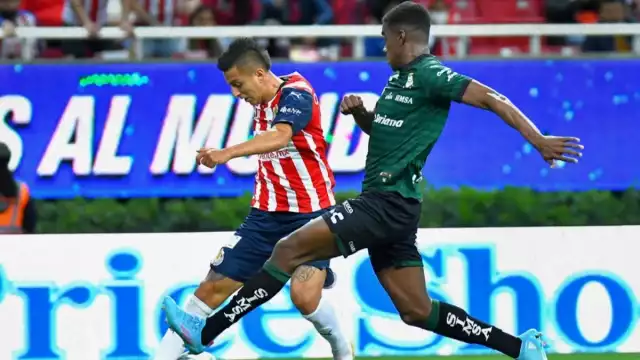 Con la urgente necesidad de ganar, las Chivas del Guadalajara tendrán su primera visita en el Apertura 2022 cuando choquen ante Santos Laguna este sábado. Foto: Especial