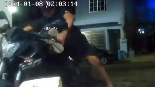 En el clip, ampliamente difundido en redes sociales, se ve a una persona acercarse sigilosamente a la vivienda y quitarle el seguro a la moto con facilidad.