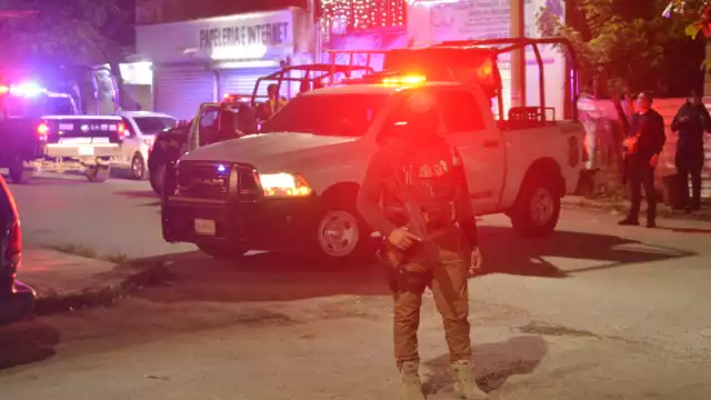 Las acciones policiales se derivaron de una llamada anónima que refería que en el lugar se realizaban delitos contra la salud .