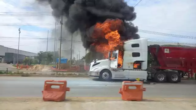 Bomberos quienes llegaron para controlar el aparatoso incendio