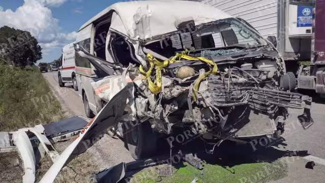 Uno de los pasajeros de la combi quedó prensado entre los fierros retorcidos