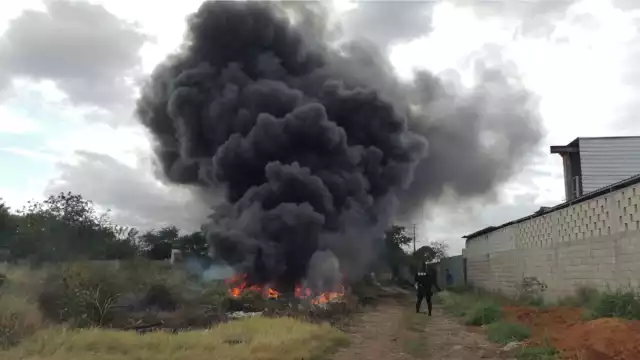 Uno de los vecinos encendió su bomba y dio una manguera, que le sirve para riego