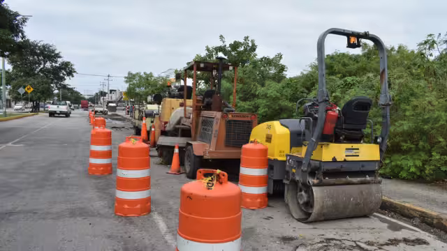 Sólo una parte de la av. Nichupté fue reencarpetada; el “Dragón” falló frente a la secundaria “Juan José Arreola”