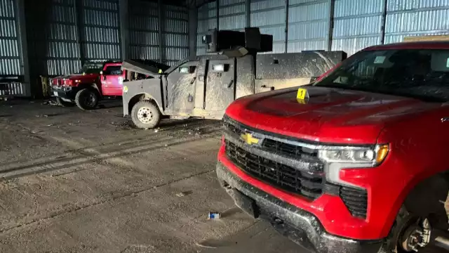 Elementos de la Sedena y la Fiscalía de Sonora, aseguraron un almacén que había sido habilitado como taller para el armado y reparación de vehículos blindados artesanalmente