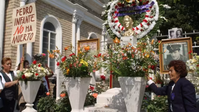 La tumba de Pedro Infante en el Panteón Jardín. Foto: Especial