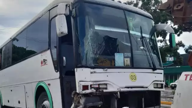 El operador no se percató de la carga vehicular que había para tomar el puente Vial