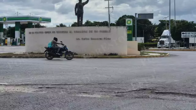 Conductores denunciaron que la glorieta “Carlos Sansores”, en el malecón de Champotón, está repleta de baches y es peligrosa para transitar.