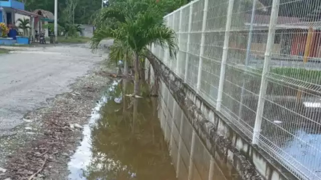 Las madres de los alumnos temen que de la inundación se hagan criaderos de moscos