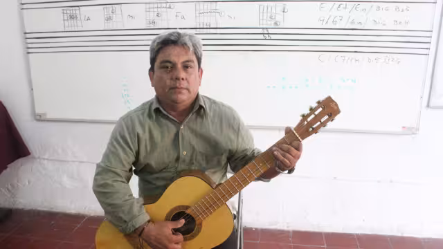 Hay talleres y clases de guitarra, ritmos latinos, juegos de expresión corporal y movimientos