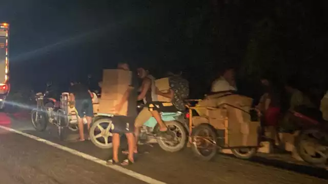 Una de las cajas del tráiler se desprendió por no estar bien asegurada