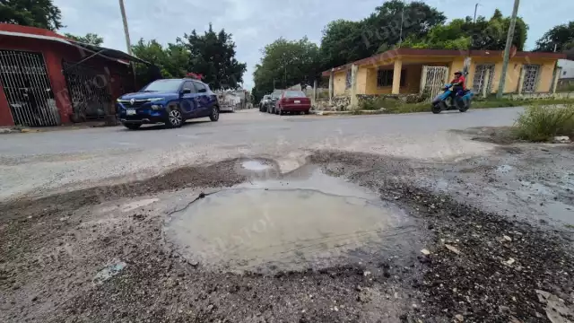 Peligro vial en colonia Las Mercedes: vecinos alertan sobre bache y maleza