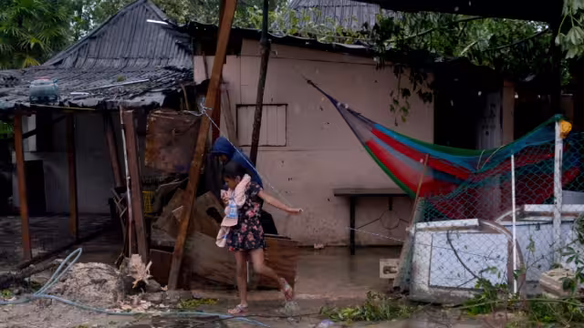 Luego de las lluvias que se registraron la noche del pasado jueves, la población acusó fallas en el suministro del servicio.