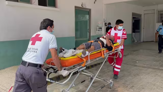 La ambulancia interceptó el vehículo en camino al hospital para brindar atención de emergencia a los agredidos.
