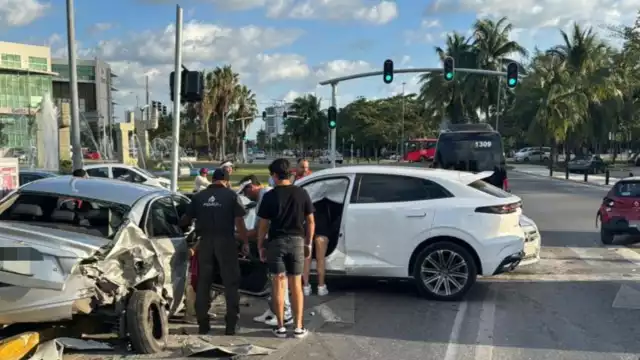 Cuatro automóviles estuvieron involucrados en un impacto múltiple; aparentemente, el responsable iba a exceso de velocidad.