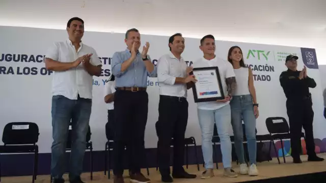 El acto de inauguración inició a las 11:30 horas con el corte de listón y la develación de la placa alusiva del edificio de la Agencia de Transporte