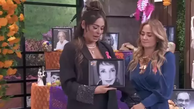 Galilea fue la encargada de acompañar a Andrea a poner la foto de su mamá. Foto: Especial