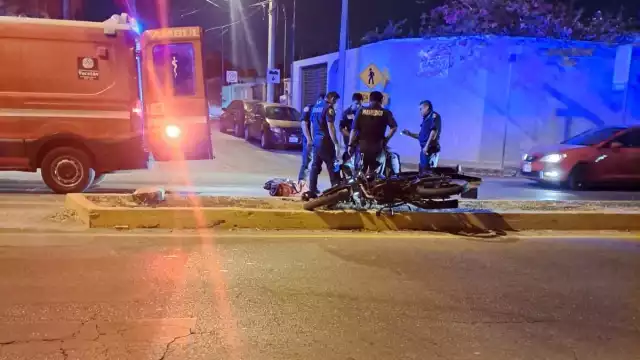 El joven fue trasladado al hospital tras derrapar con su unidad en una de las avenidas del fraccionamiento Mulsay