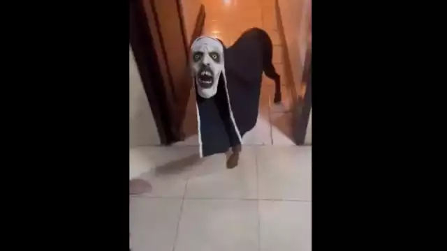 La monja se caracteriza por estar de pie en el centro de una atracción mecánica de la feria