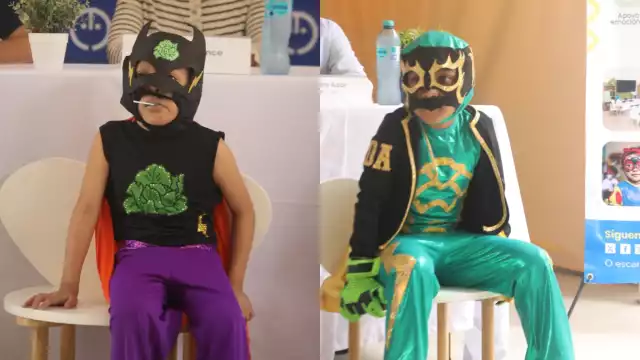 Durante la presentación, dos de los niños participantes dieron un adelanto enseñando los disfraces que diseñaron para la muestra