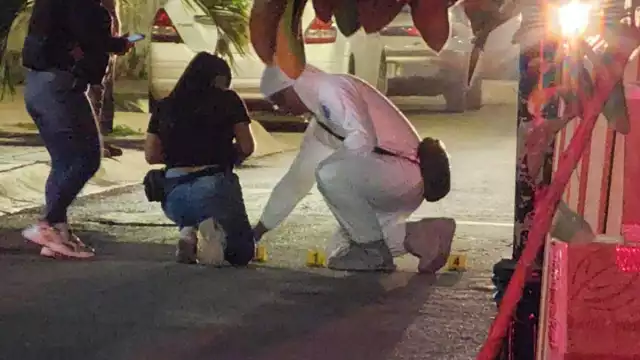 Según testigos, fueron dos hombres  vestidos con chamarras negras