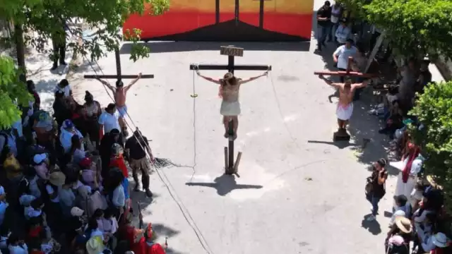 Feligreses recorrieron calles de las colonias acompañando a Jesús en su camino hacia el calvario