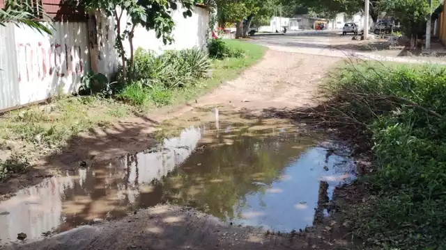 La arteria se encuentra a un costado de una Escuela Secundaria Ermilo Abreu Gómez