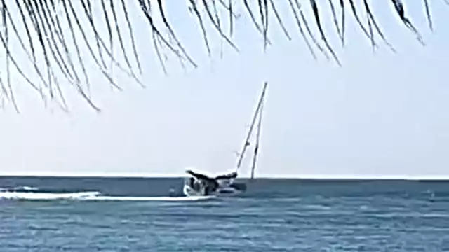 Sólo un hombre viajaba en el velero que quedó encallado en Puerto Aventuras