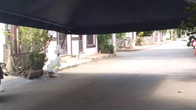 El toldo es propiedad de una agencia de cervezas