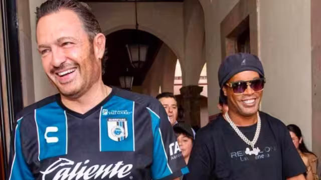 Ronaldinho aparece en fotografías con Mauricio Kuri, gobernador de Querétaro