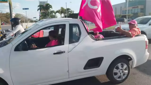 Apenas unos cuantos vehículos acudieron al llamado de la candidata