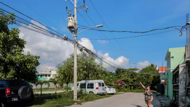 Aclararon la noche del lunes finalmente llegó personal de la CFE, pero sólo pusieron “un curita”