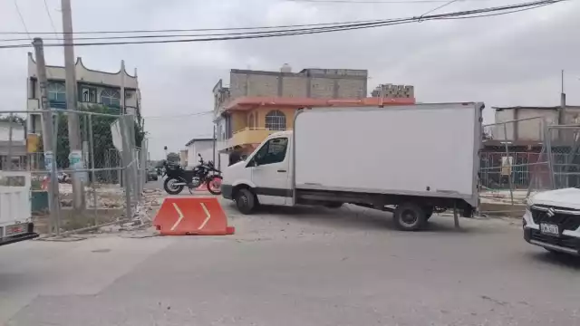 Un mecánico llegó al lugar para solucionar el problema de la camioneta