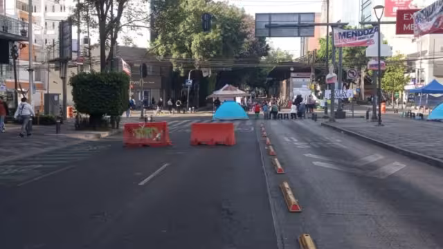 Vecinos de la alcaldia Benito Juárez mantienen el bloqueo de la intersección entre avenida Insurgentes Sur y Xola, marcando ya cinco días de protestas continuas por agua contaminada