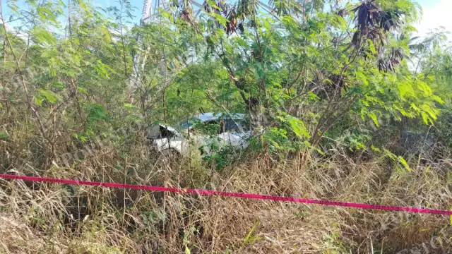 Mujer muere tras brutal choque contra torre de la CFE en la carretera Campeche–Carmen