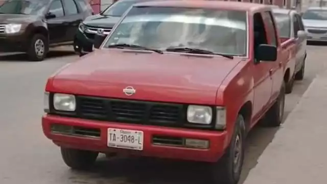 Informó que la camioneta es de modelo Nissan color rojo, del 2004 y placas de circulación TA-3048-L del Estado de Quintana Roo