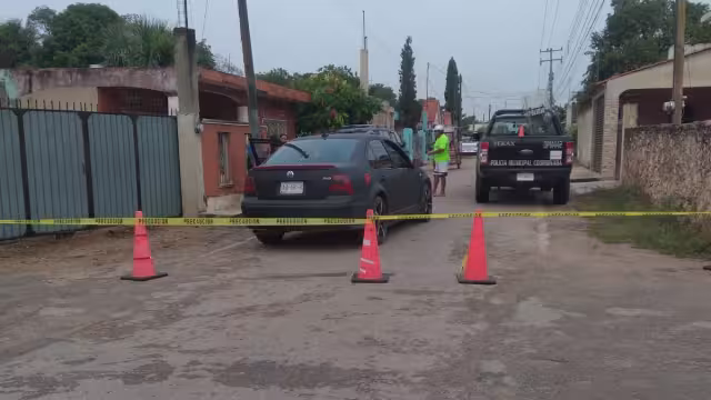 Vecinos del lugar reportaron el percance a los números de emergencia por lo que llegaron al lugar elementos policiales y una ambulancia