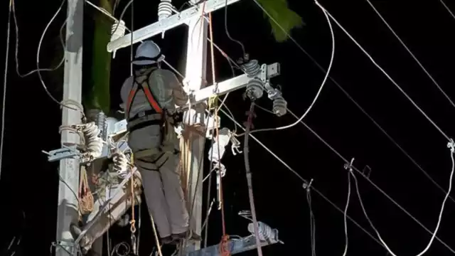 Trabajadores de la CFE han restablecido el servicio de energía eléctrica al 75 por ciento de usuarios afectados por el Huracán otis en Acapulco