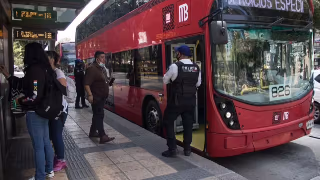 La asaltante intentó sobornar a los policías para no ser detenida
