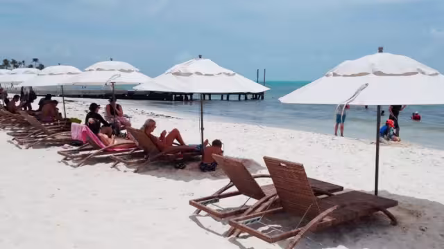 Piden a bañistas estar pendientes de las banderas de diferentes colores para evitar accidentes