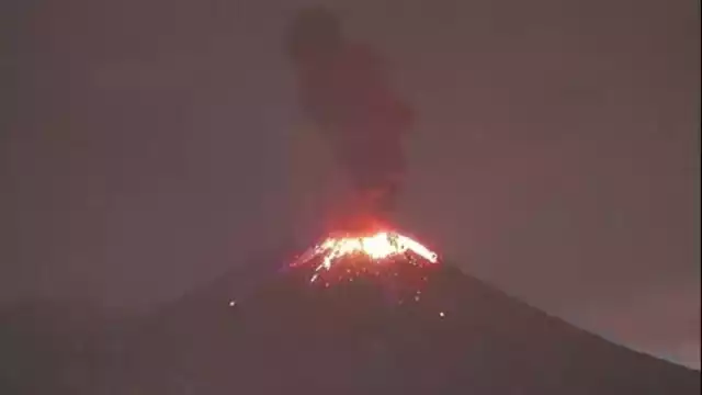 Explosión del volcán Popocatépetl expulsa material incandescente