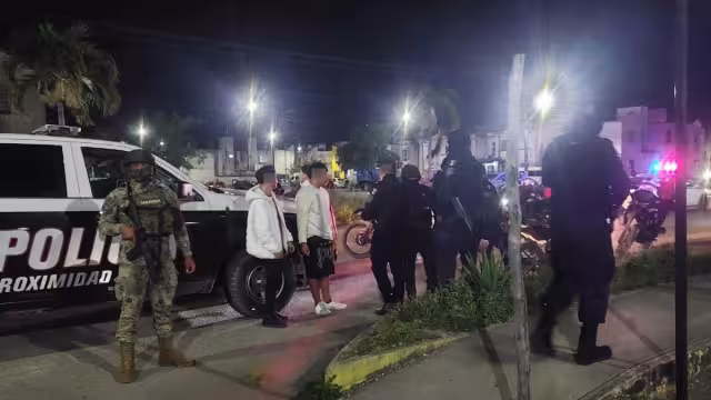 Dos portaban cascos cerrados y sudaderas blancas; ingresaron al establecimiento para despojar a la empleada del dinero.