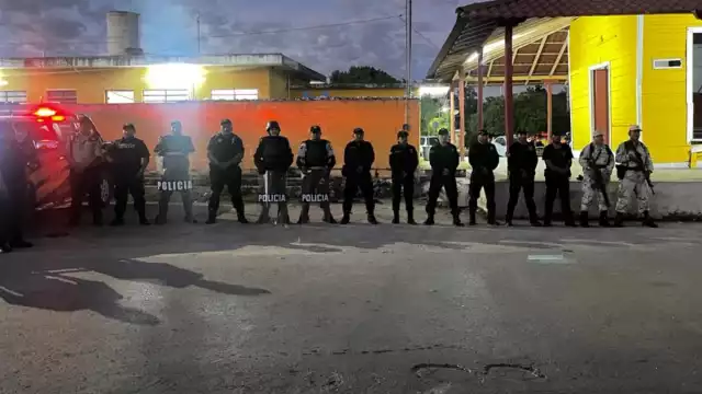 En el despliegue desfi laron más de 10 camionetas de la policía