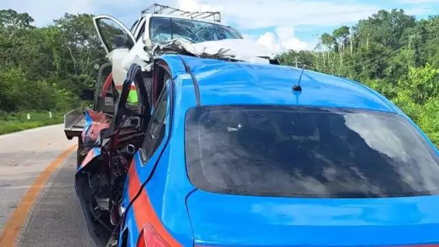 Ambos autos involucrados presentaron graves daños materiales en el choque