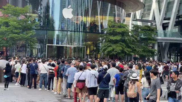 Las largas filas en todo el mundo han comenzado a viralizarse y todo para comprar el celular de Apple. Foto: Especial