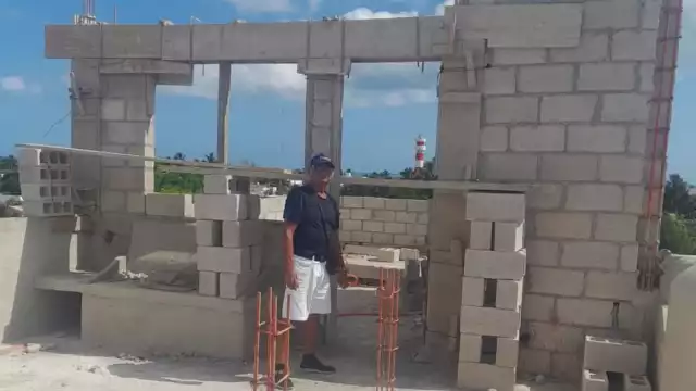 Comisario habla con dueños de un hospedaje y se evita que sigan levantando un cuarto piso