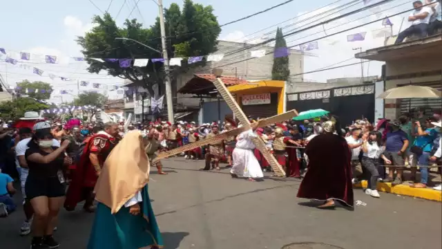 A pesar de la pandemia, miles de feligreses abarrotaron las calles de Iztapalapa