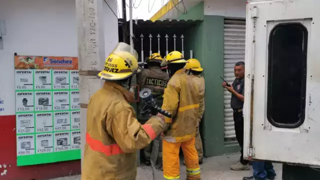 Personal de bomberos tácticos y protección civil, acudieron al lugar para frenar el incendio